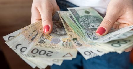 Od lipca nawet 860 zł dodatku do pensji. Oto komu przysługuje