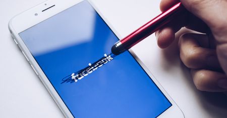 Facebook padł na wiele godzin. Wyjaśniamy, co mogło być przyczyną