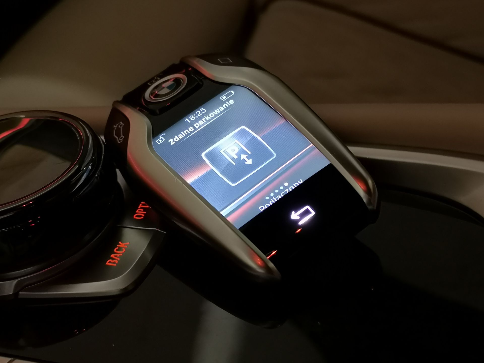 BMW 750i xDrive: Systemy wsparcia kierowcy, Night Vision, zdalne sterowanie i audio Bowers & Wilkins 38