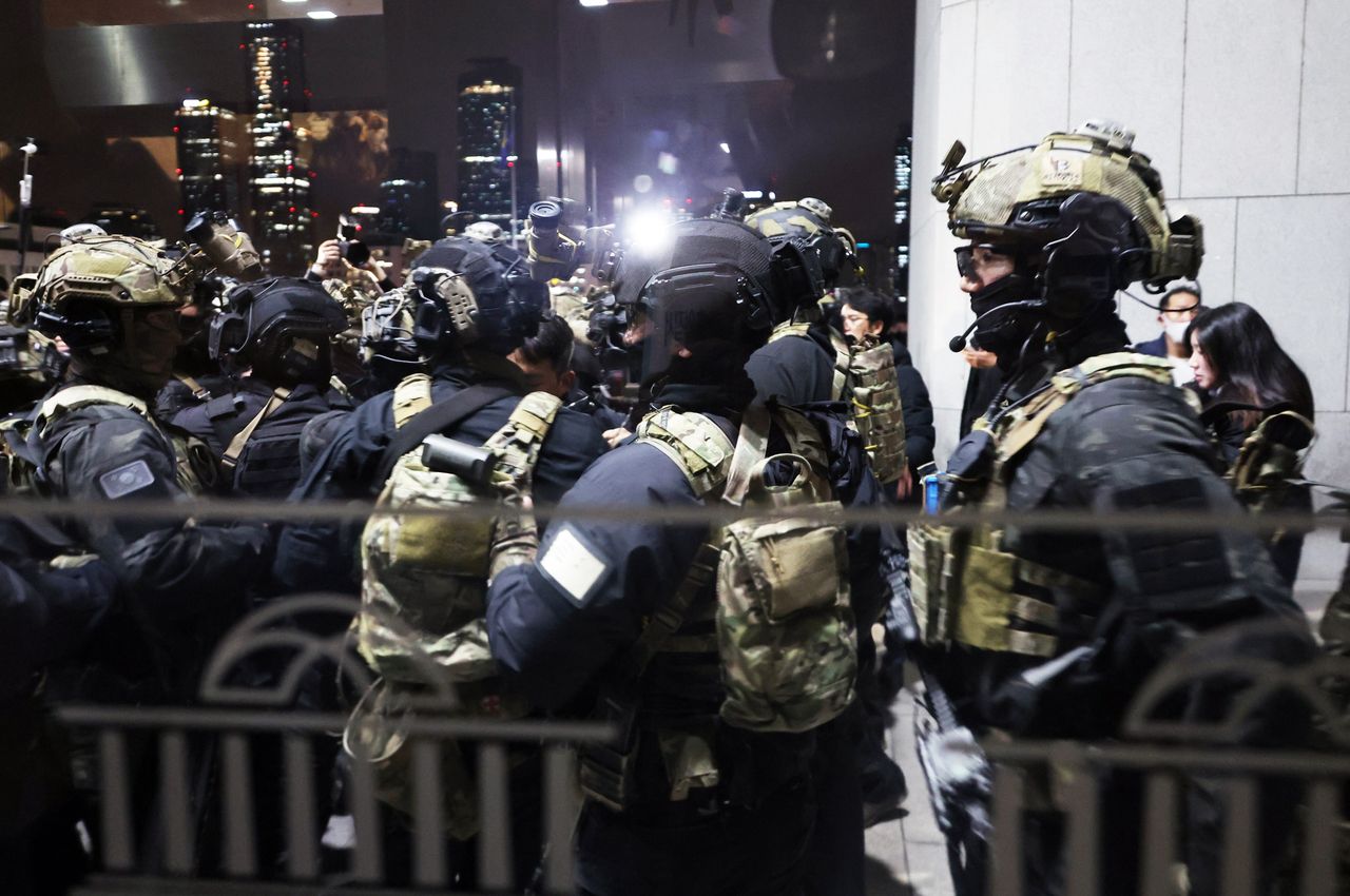 Soldiers in front of the entrance to the National Assembly in South Korea.