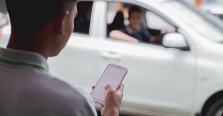 Tupecik, sztuczna szczęka - takie rzeczy "gubią się" w Uberze