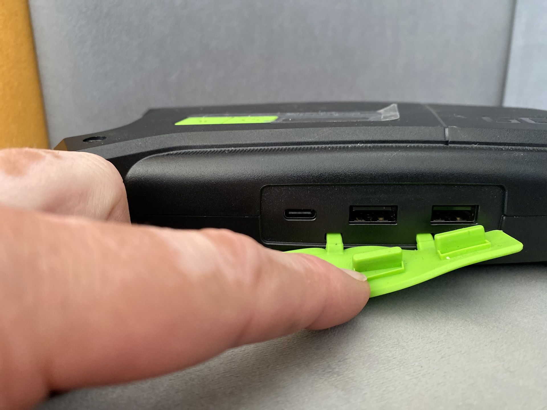 Port USB-C jest dwukierunkowy. Można z niego ładować urządzenia, ale też ładujemy nim boostera