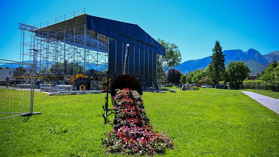 Budowa sceny na Równi Krupowej w Zakopanem