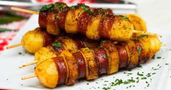 Nabij kiełbasę i ziemniaka na patyk. Lepszych szaszłyków nie znajdziesz