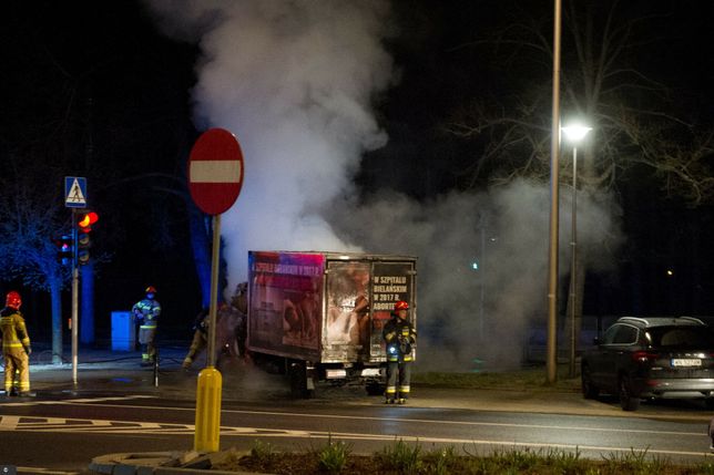 Warszawa. W nocy spłonęła ciężarówka z hasłami antyaborcyjnymi [ZDJĘCIA]