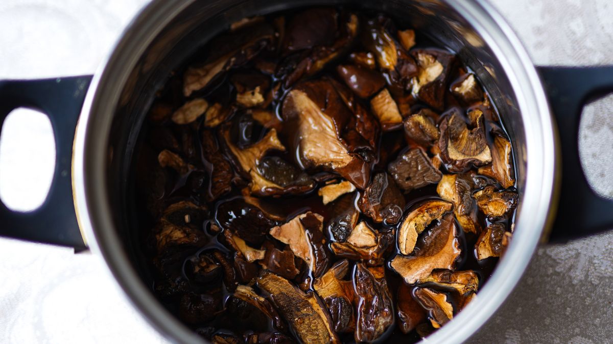 Grzyby na uszka wigilijne ugotuj w wodzie, w której się moczyły