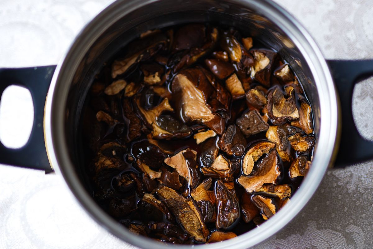 Grzyby na uszka wigilijne ugotuj w wodzie, w której się moczyły