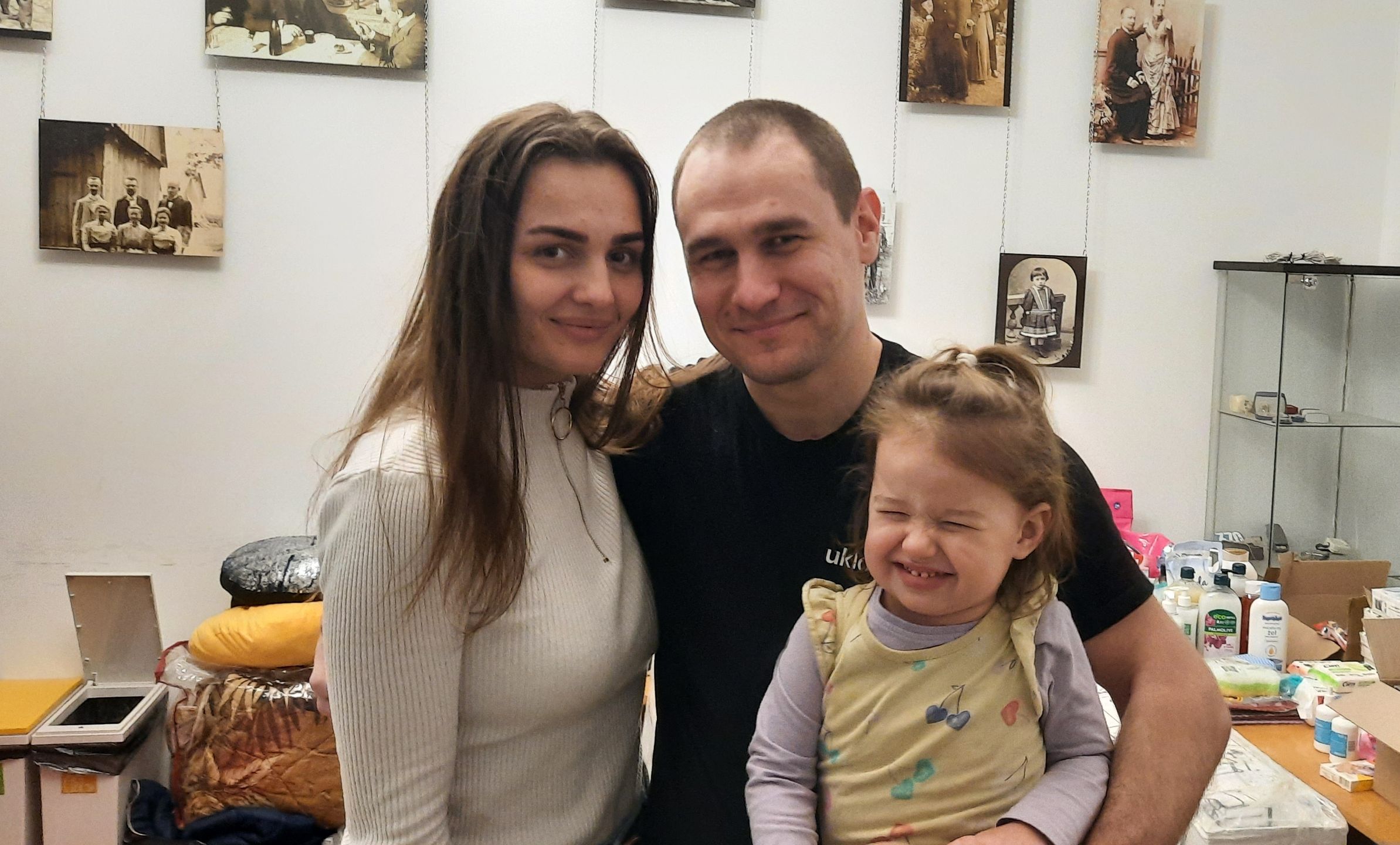 Ilowa, Iwan i Milana od kilku dni przebywają oddziale mazowieckim Polskiego Związku Głuchych. Są bardzo wdzięczni za pomoc, którą otrzymują od Polaków. 