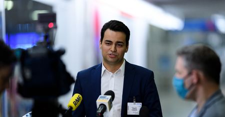 Łódź. Lekarz promował szczepienia. Teraz boi się o życie