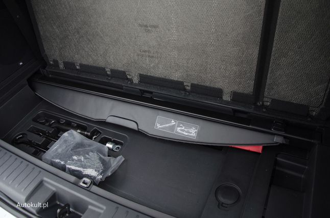 W toyocie roletę po rozłożeniu trzeciego rzędu można schować pod podłogą