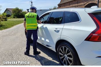 Kontrola policji. Warto wiedzieć, jak powinien zachować się kierowca