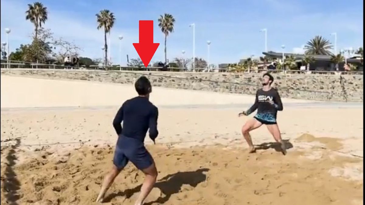 Thiago Alcantara w czasie grania w siatkonogę na plaży