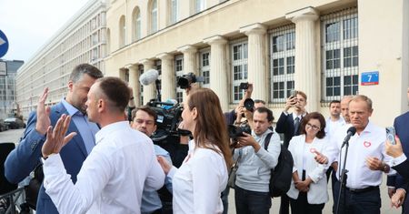 Konferencja Tuska przed budynkiem TVP. Nagle pojawił się Rachoń