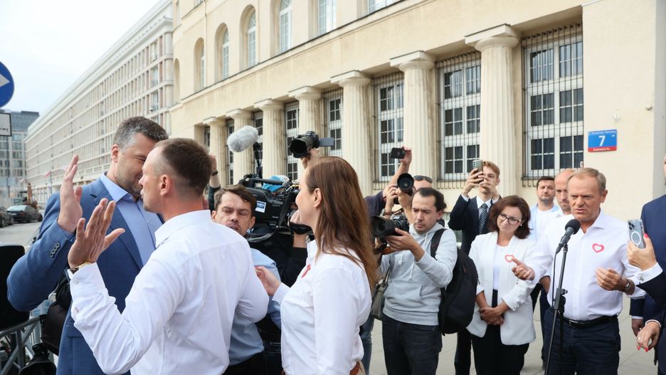 O?wiadczenie Donalda Tuska przed budynkiem TVP
Fot. Wojciech Olkusnik/East News, Warszawa, 19.09.2023. Oswiadczenie przewodniczacego Donalda Tuska (P)przed budynkiem TVP przy placu Powstancow Warszawy. N/z konferencje prasowa zaklocil dziennikarz TVP Michal Rachon (L)
Wojciech Olkusnik