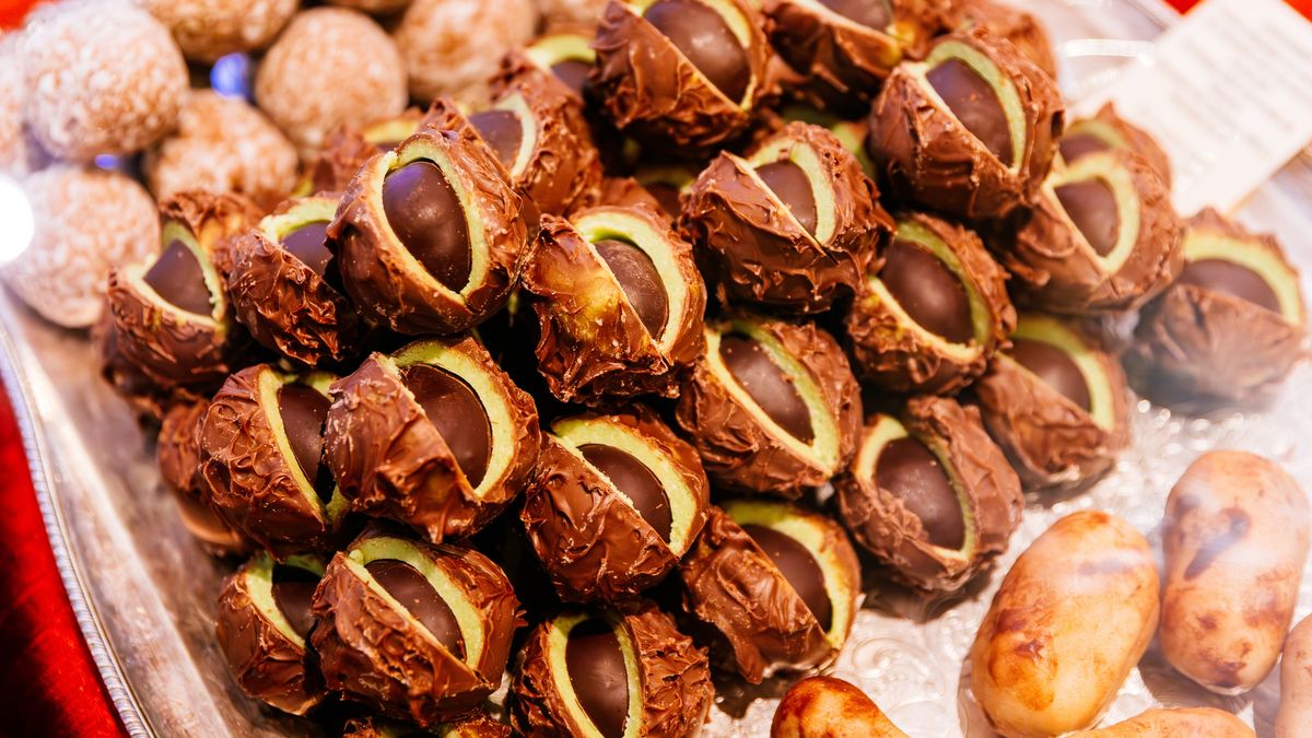 Chocolate chestnut shaped artisanal candy for sale at chocolate boutique, Strasbourg, France
Alexander Spatari