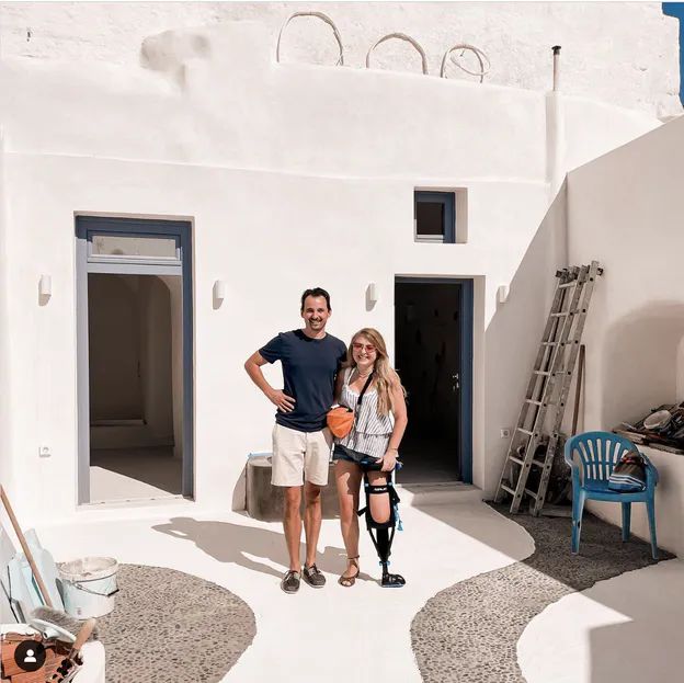 Mama Ginekolog z mężem przy jaskini na Santorini