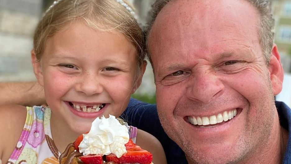 Dziewczynka nie traci nadziei na to, że pewnego dnia stanie na nogach