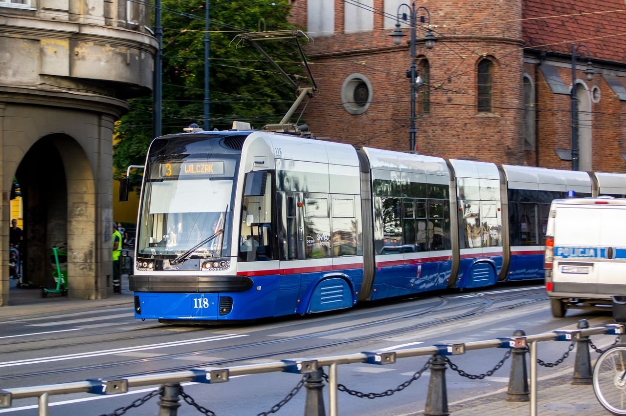 Źle zaparkowana toyota wstrzymała ruch tramwajów w centrum Bydgoszczy. Kobieta ukarana mandatem