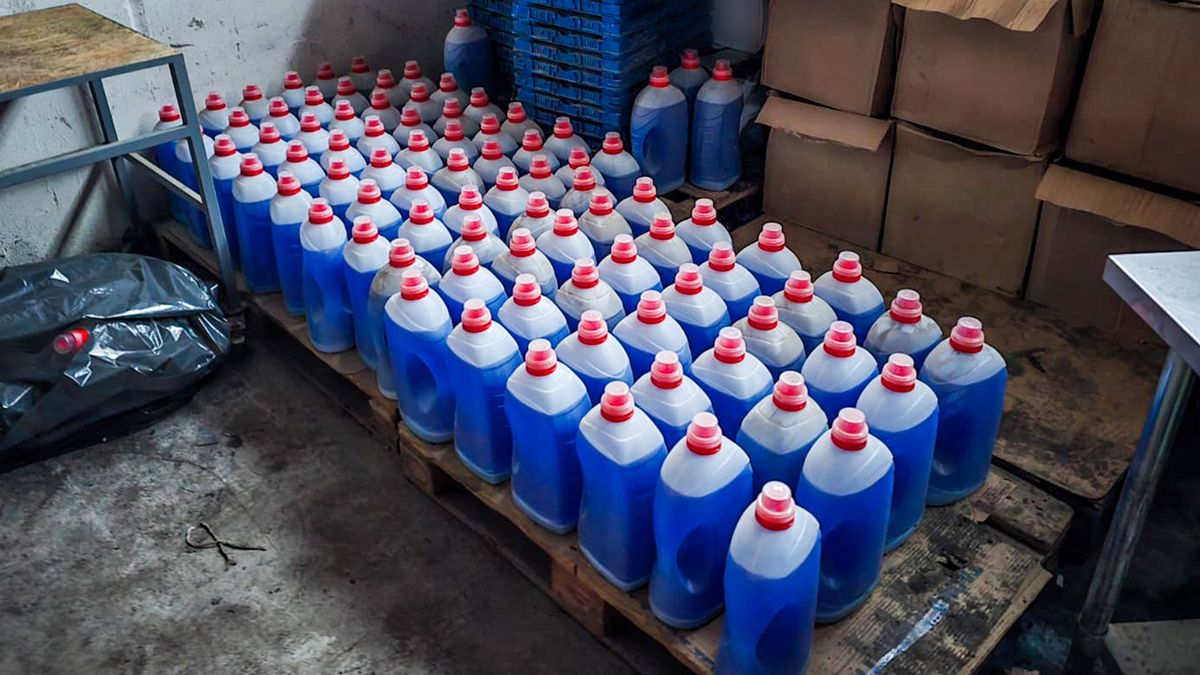 Służby rozbiły gang nielegalnie produkujący detergenty