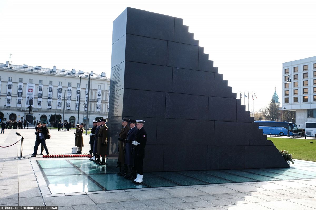 Pomnik smoleński na placu Piłsudskiego zostanie rozbudowany. Pojawi się nowy element 