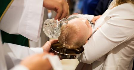 Ile płaci się księdzu za chrzest? "Co łaska" często oznacza konkretną kwotę