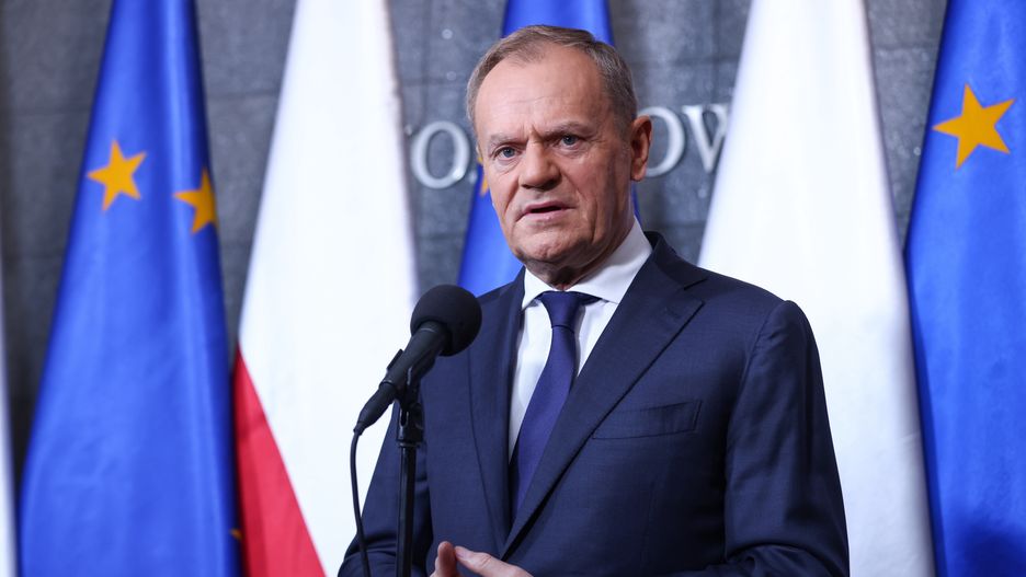 Warszawa, 07.11.2024. Premier Donald Tusk podczas konferencji prasowej w 1. Bazie Lotnictwa Transportowego w Warszawie, 7 bm. Szef rządu udaje się z wizytą do Budapesztu, gdzie będzie uczestniczył w spotkaniu Europejskiej Wspólnoty Politycznej oraz nieformalnym posiedzeniu Rady Europejskiej. (amb) PAP/Leszek Szymański