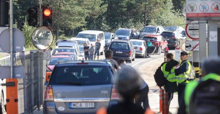 Polska zamyka granicę. Białorusini uciekają, korki na przejściach