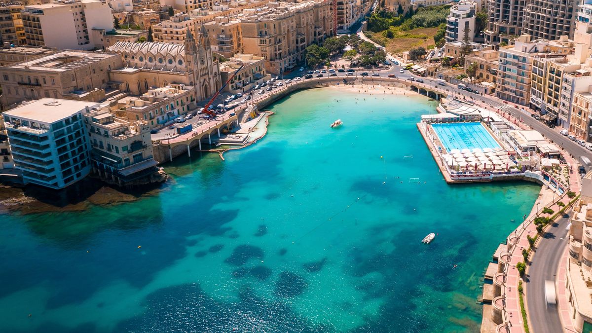 Balluta Bay na Malcie z lotu ptaka