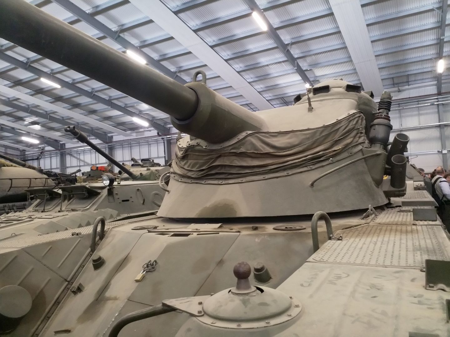 Potężnie uzbrojony francuski ośmiokołowy Panhard EBR 90.