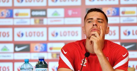 Euro 2020. Widzimy go na każdej konferencji kadry. Jaki jest skład tego napoju?