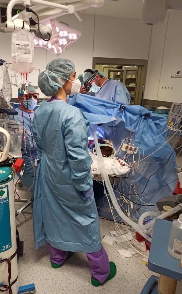 Zdjęcie z sali operacyjnej. Od prawej dr Tomasz Stącel (kardiochirurg, transplantolog), dr Anna Pióro (anestezjolog), dr Maciej Urlik (kardiochirurg, transplantolog) 