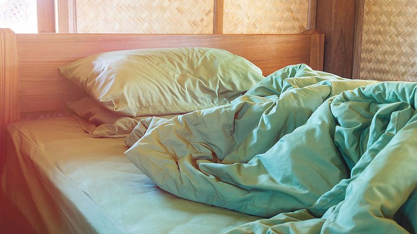 Po wstaniu z łóżka warto od razu je pościelić, aby zachować energię i dobry nastrój przez resztę dnia