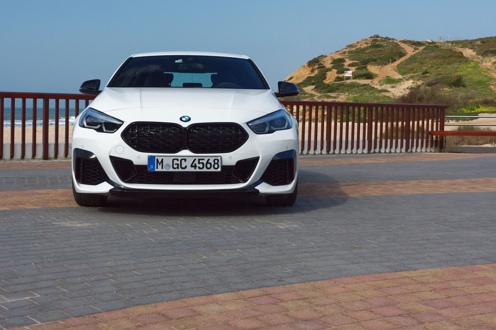 BMW M235i xDrive - zdecydowany wygląd przodu nie jest jego jedyną zaletą.