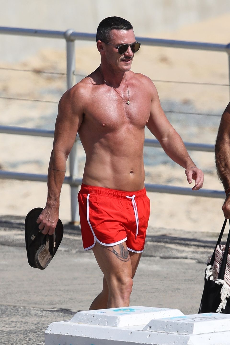 Luke Evans na przejażdżce z kolegą