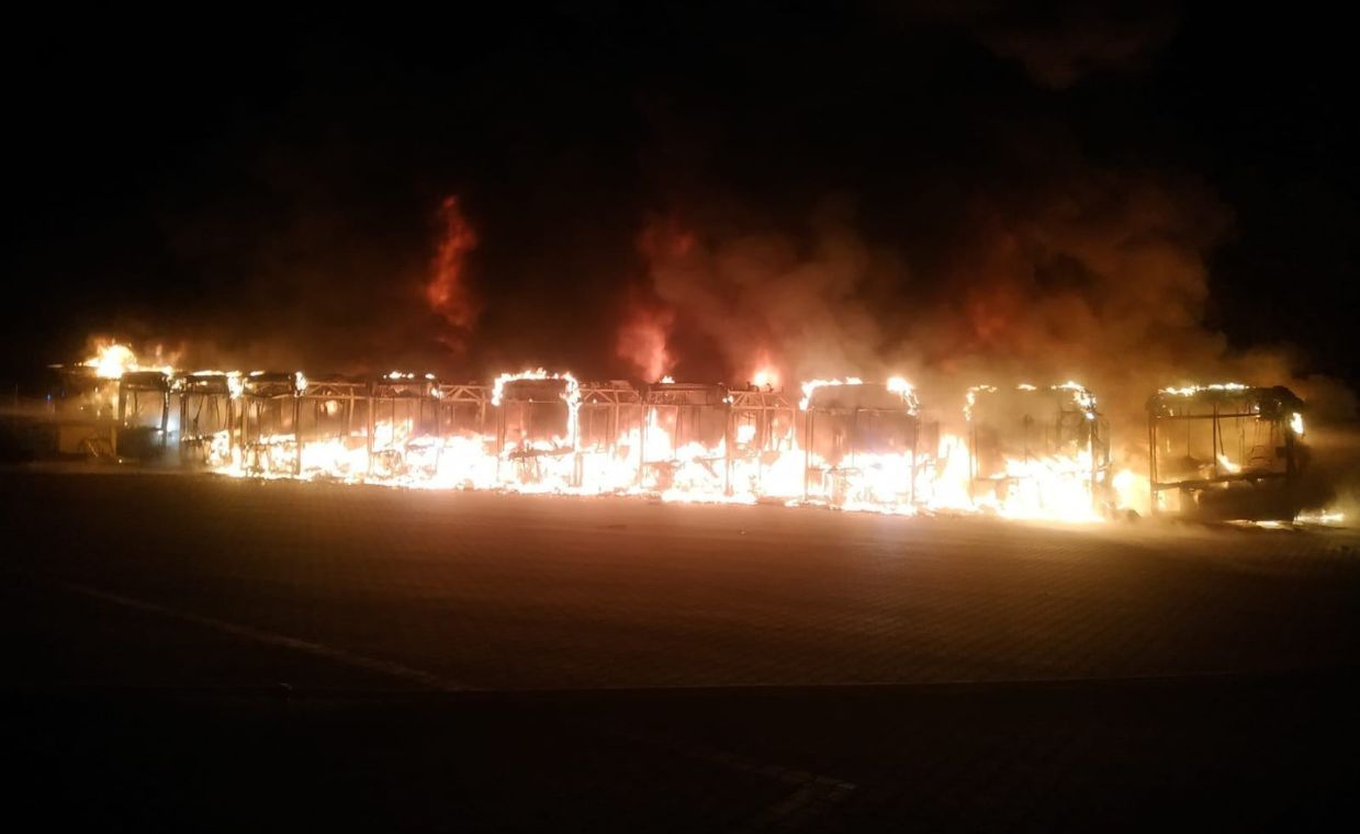 W nocnym pożarze doszczętnie spłonęło 10 autobusów w Bytomiu