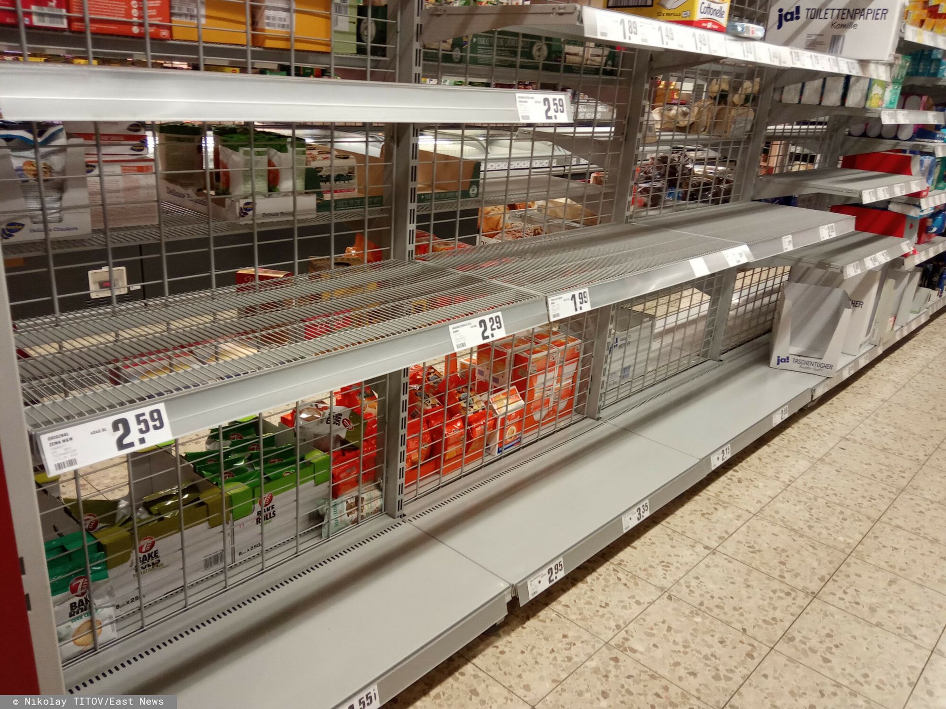 Koronawirus w Niemczech
Fot. NikolayTitiv/East News  Puste polki w sklepie spozywczym po wykupionych produktach czasie epidemii koronawirusa, Frankfurt nad Menem, Niemcy, 20.03.2020  Od 23.03.2020 Niemcy wprowadzaja scisla kwarantanne.
Nikolay Titov
