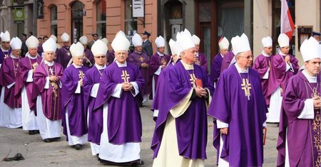 Emerytura księży. Tyle przelewa im ZUS. Lepiej usiądźcie