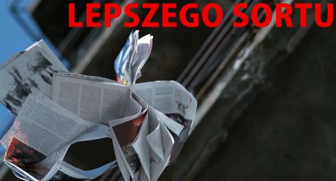 W spocie „Gazety Polskiej” z mieszkania wyrzucane są „Newsweek”, „Wprost”, „Polityka” i „W Sieci” (wideo)