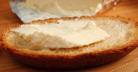 Zakazany dodatek do pieczywa. To sama chemia, a wielu Polaków zajada się nim na potęgę