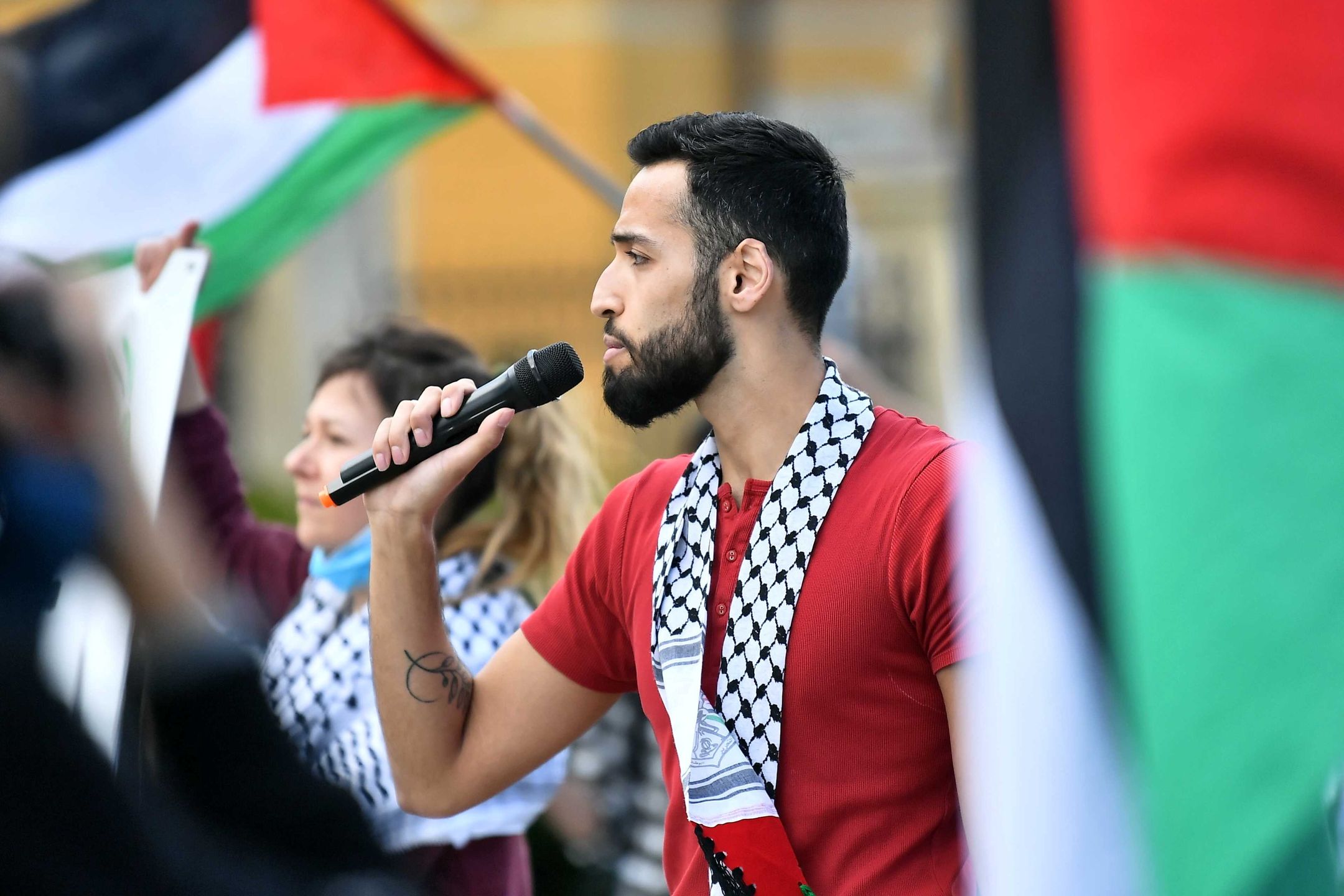 Wrocław, 19.05.2021. Uczestnik marszu pokoju na Placu Wolności we Wrocławiu, 19 bm. Wydarzenie organizowane jest w proteście przeciw polityce Izraela wobec Palestyńczyków. (aldg) PAP/Maciej Kulczyński