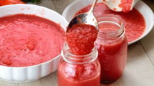 Zamiast kupować robię własną. Ta passata pomidorowa nawet w środku zimy pachnie i smakuje latem