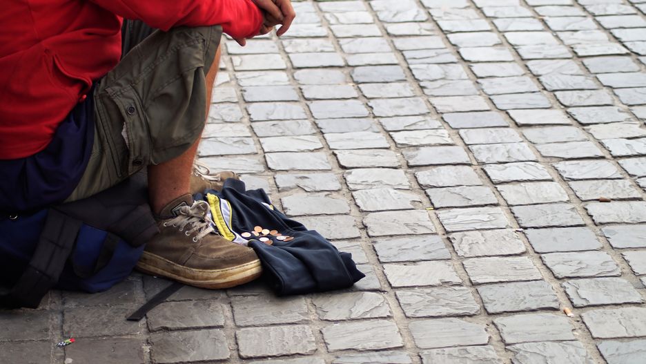 flüchtling, heimatlos, obdachlosigkeit, obdachlos, arm, armut, bettler, betteln, ungerechtigkeit, strasse, verwahrlost, verwahrloster, unsozial, sitzen, hocken, nichts haben, obdachlosenhilfe, not, clochard, penner, abfällig, ohne wohnung, ohne unterkunft, hilflos, hilflosigkeit, katastrophe, katastrophal, wohlstand, wohlstandsgesellschaft, industriestaat, industrienation, vagabund, stadtstreicher, landstreicher, abstieg, geldmangel, hilfsbedürftig, bedürftig, arbeitslos, arbeitslosigkeit, hilfe, spende, spenden, beschaffungskriminalität, verelendung, hoffnung, traurig, close up