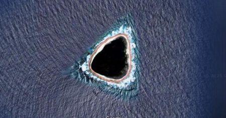 Z kosmosu widać tajemniczą "czarną dziurę" na oceanie. Wiadomo, czym jest