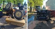 Golf zmiótł ciągnik z drogi. Maszyna przewrócona, rolnik w szpitalu