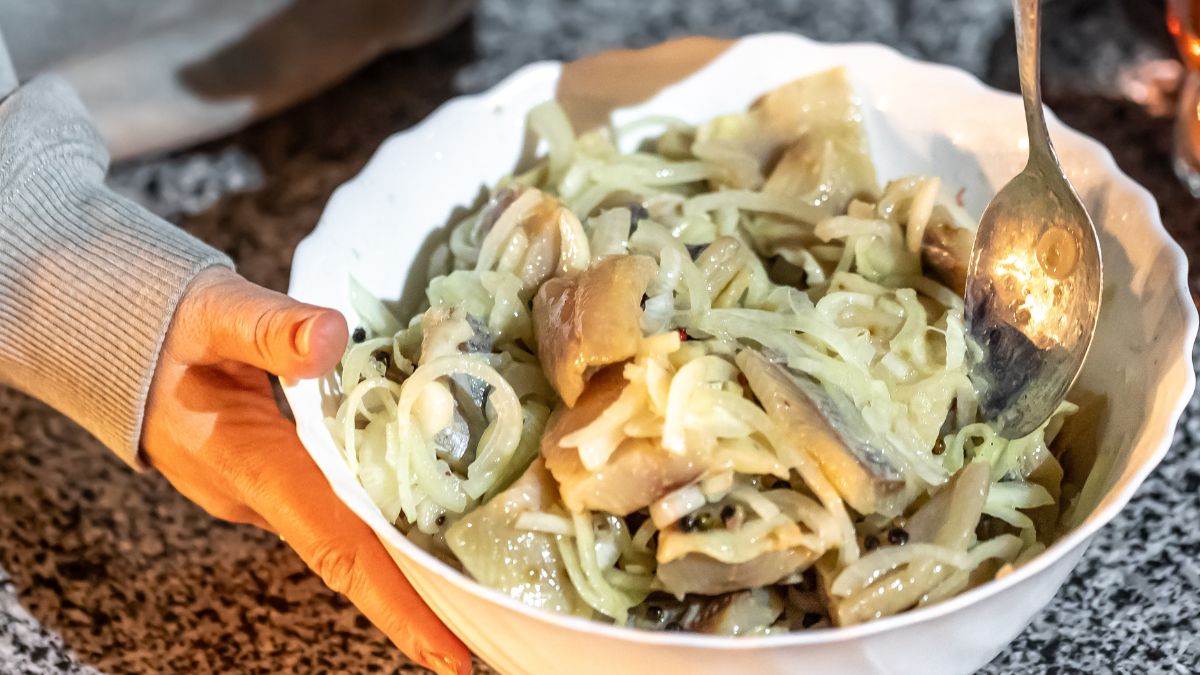 Śledzie po żydowsku. Prosty przepis
