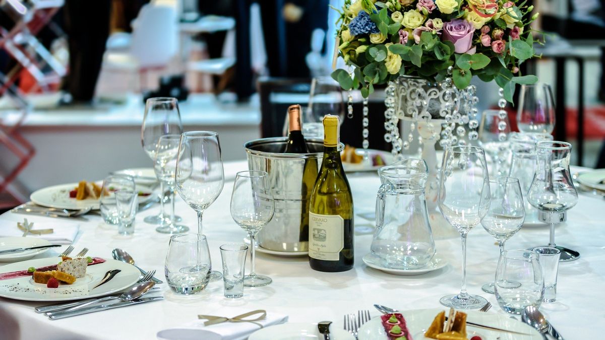 Ułożenie sztućców to sztuka, którą lepiej pojąć przed kolacją biznesową lub spotkaniem z kontrahentem.