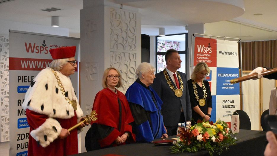 Uroczysty początek nowego roku akademickiego 2025/26. Inauguracja WSPS w Dąbrowie Górniczej