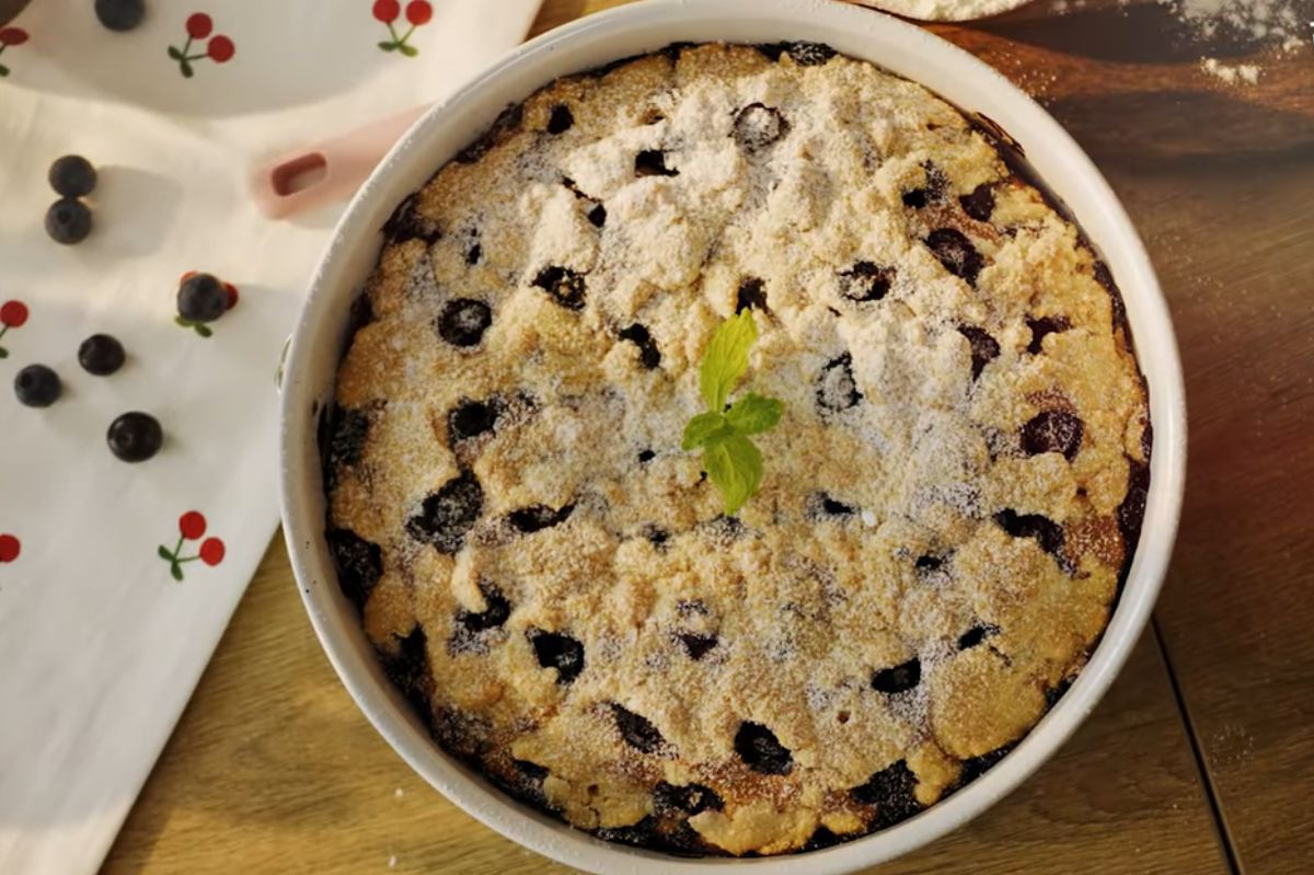 Summer delight: Yogurt cake with blueberries and crumble