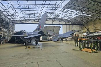 Zniszczenia w bazie NATO. Nie byli w stanie ochronić myśliwców F-16