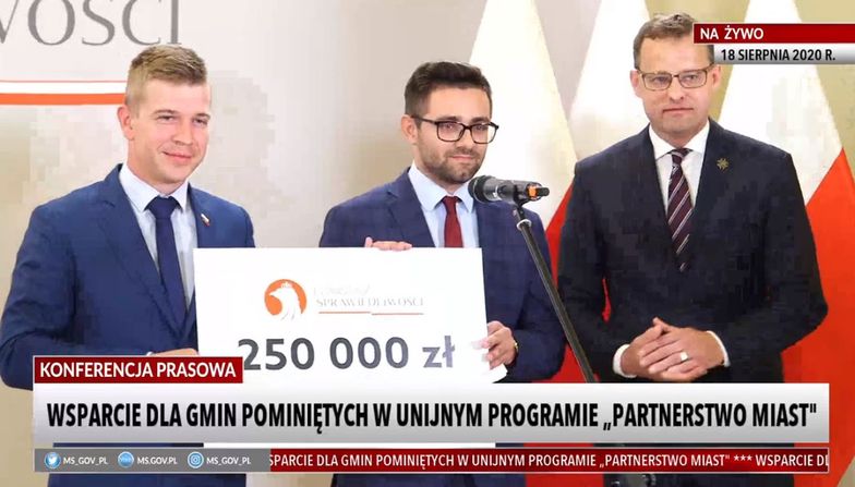 Samorządowcy z Tuchowa wyjechali z Warszawy z symbolicznym czekiem na 250 tys. zł